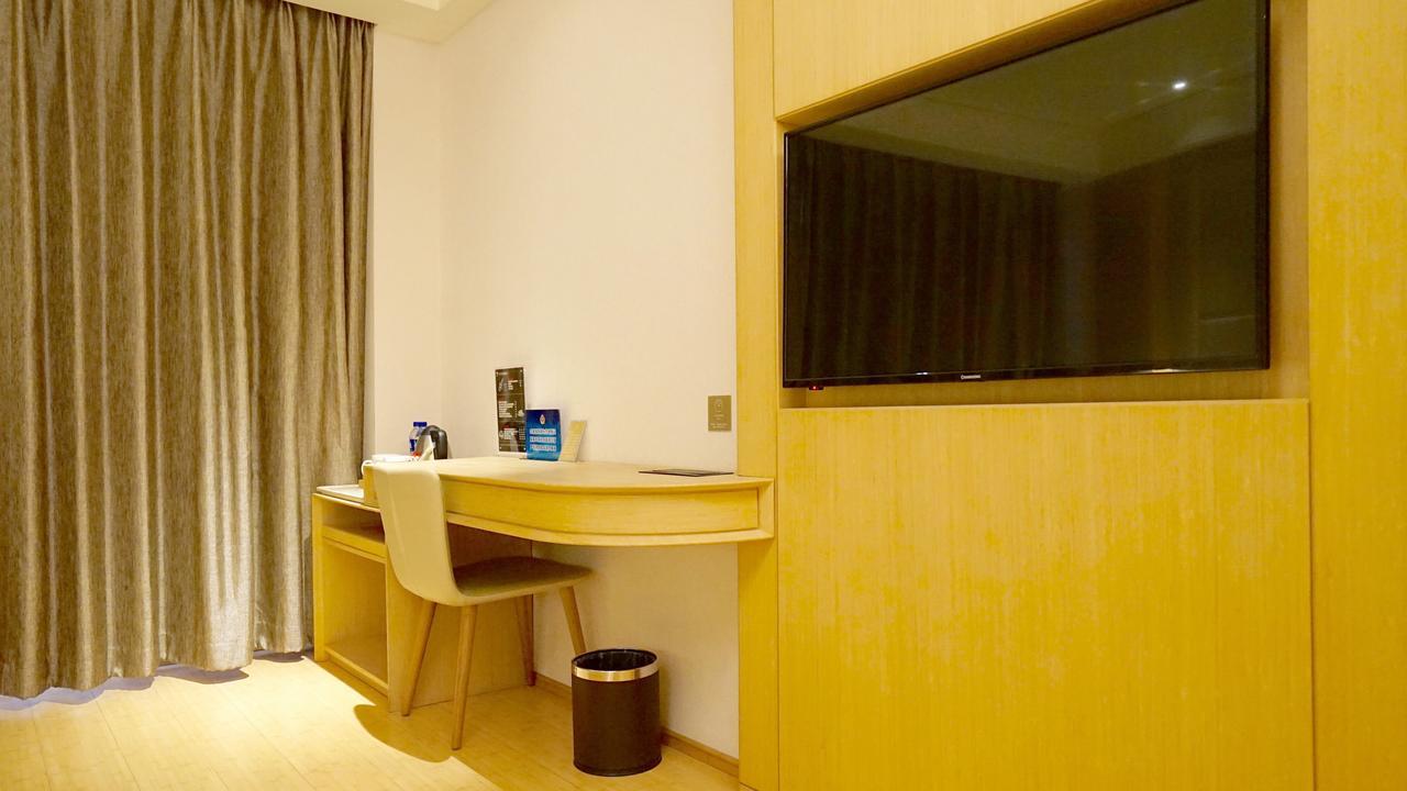 Hotel Ji Baoshan Youyi Road 3*